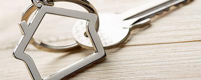 House-shaped keychain with a key.