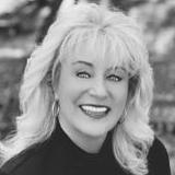 Photo of Kelli Yates